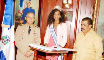 Candidata a Miss Universo 2013 recibe apoyo de las FF.AA 