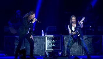 Maná incendia la noche de Los Ángeles con una descarga de rock y política
