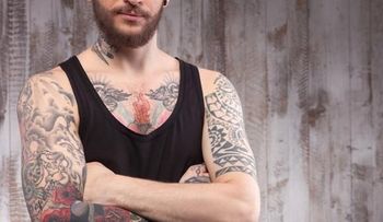 Las mujeres sienten una contradictoria atracción por los tatuajes masculinos