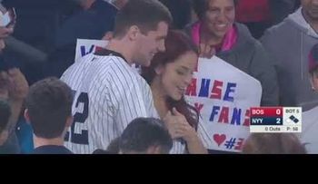  Seguidor de Yankees pide matrimonio y casi pierde el anillo en el estadio