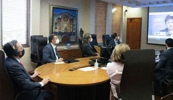 Valdez Albizu expone a ejecutiva FMI medidas BC para lograr crecimiento económico en RD