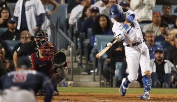 Taylor pega tres jonrones y mantiene a los Dodgers con vida