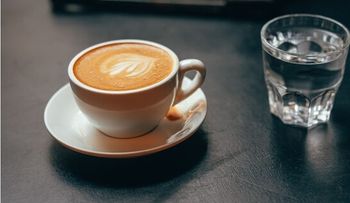 Agua o café: ¿qué tomar primero?