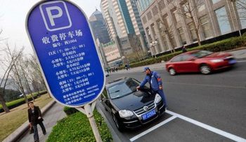 Matan a una niña china de dos años por un estacionamiento