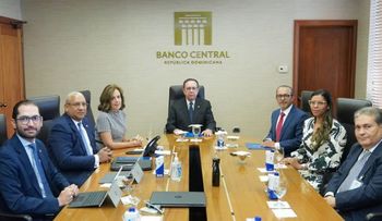 Valdez Albizu recibe ejecutivos Ambev y pasa revista a positiva evolución de la economía