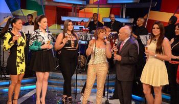Video: Jochy Santos rinde homenaje al trabajo de Mariel Guerrero y Lizbeth Santos
