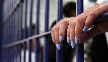 Sentencian a dos cadenas perpetuas, más 20 años, a enferma mental que mató a sus mellizos