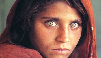 16 personas comunes y corrientes, pero con unos deslumbrantes ojos.
