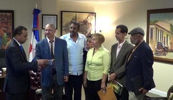 Dominicanos se movilizan frente consulado por reapertura inmediata oficinas JCE 