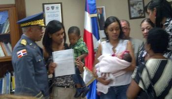 Entregan 3.5 millones a familias de policías caídos