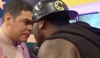 Comediante besa en la boca a Crazy Design y este le entra a trompadas (Video)