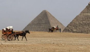 Detienen un hombre por fotografiarse con el trasero al aire en las pirámides de Guiza