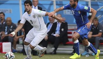Uruguay se clasifica a octavos al ganar 1-0 a Italia, que queda eliminada