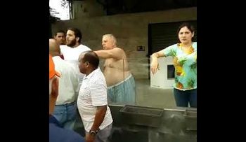 El doctor Fadul en "paños menores" se niega a que muevan sus vehículos y se arma un "rebú"