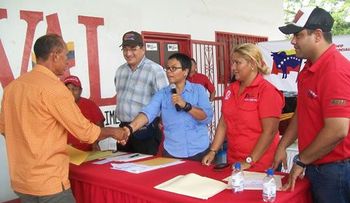 Banco Agrícola entrega recursos para producción miel de abejas