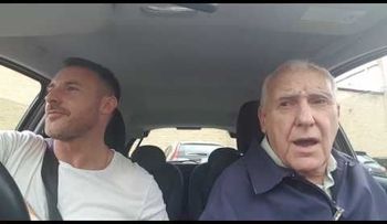 Su padre sufre el horrible alzhaimer y su hijo hace algo que me dejó los pelos de punta... (VIDEO)