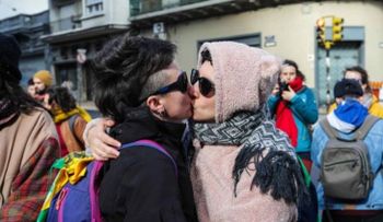 El "besazo" de dos mujeres en Uruguay en protesta de sentencia contra lesbiana 