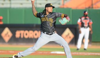 Carlos Martínez acuerda con los Gigantes contrato de liga menor