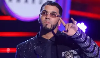 Anuel celebra que su tema "Más rica que ayer", en respuesta a Karol G está segundo a nivel mundial