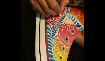 Renueva tus tenis con pintura y el resultado nos inspira a personalizar los nuestros