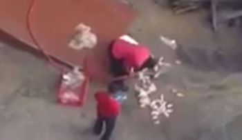 Empleados lava el pollo en el piso del restaurante (Video)