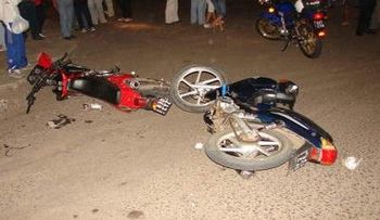 Tres jóvenes mueren y un herido en choque de dos motocicletas