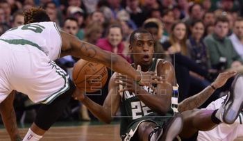 Los Bucks confirman que el alero Middleton será operado y baja por seis meses