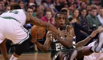 Los Bucks confirman que el alero Middleton será operado y baja por seis meses