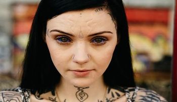 Furor en redes: la muchacha que afirma ser un alien atrapado en un cuerpo humano