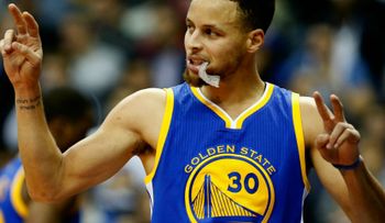  Curry multado con 50.000 dólares por lanzar protector bucal contra árbitro 