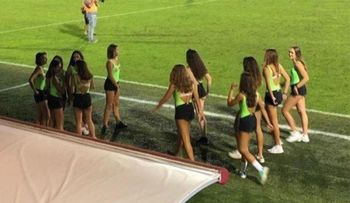 Un club de fútbol en Italia puso a jugadoras de vóley sub-16 a recoger pelotas en minishorts