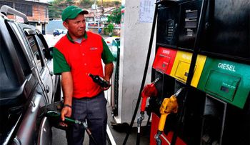 Rebajan tres pesos al precio gasolina premiun y la regular; congelan el GLP