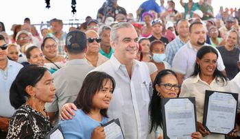 Abinader sigue entregando títulos de propiedad a familias necesitadas
