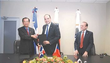 Taiwán dona US$10,000 para la Semana Pymes; Ministro de Industria recibe fondos