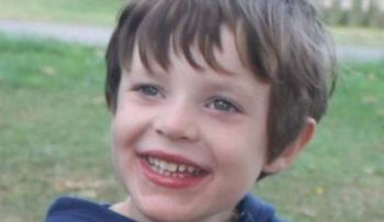 Un niño sufre rara enfermedad del cerebro mareado