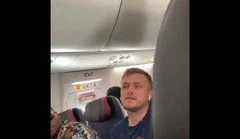 Su novia se puso furiosa y lo golpeó porque estaba mirando mujeres, durante un vuelo