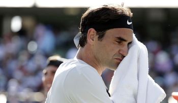 Federer fue eliminado en su debut y se quedó sin el número 1 del mundo