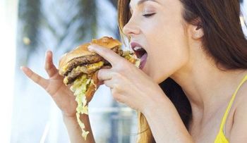 La falta de sueño aumenta deseo de comida basura y el riesgo de obesidad