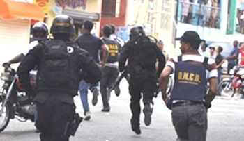 Oficial de la DNCD resulta herido en ataque a tiros en Villa Consuelo.