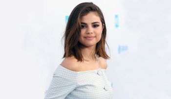 Selena Gomez se pasea en un yate ante el compromiso de su ex Justin Bieber