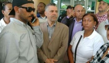 Excandidatos a alcaldes en SDE penetran a la fuerza al Tribunal Superior Electoral