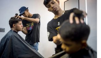 Jóvenes venezolanos emprenden barbería en Caracas