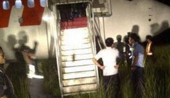 Avión atropella vaca y se sale de la pista