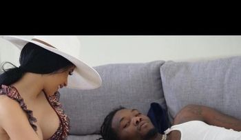 Cardi B muestra foto completa de su bebé