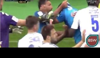 Un jugador salva a su equipo 'desnudando' al rival