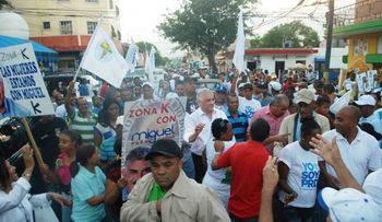 Miguel Vargas deplora la gente viva tras las las rejas en su casa y negocios, por inseguridad