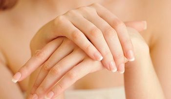 Tenía sus manos llenas de manchas, su amiga le recomendó esto y los resultados son increíbles