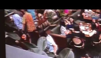 Una mujer toma una taza de café envenenada con cianuro (VIDEO)