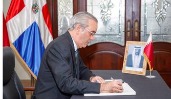 Abinader firma libro de condolencias por Emir Padre de Catar