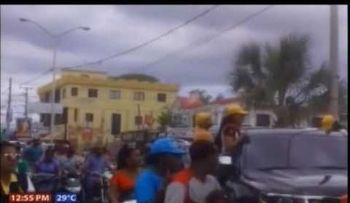 Félix Bautista celebra triunfo por calles de San Juan